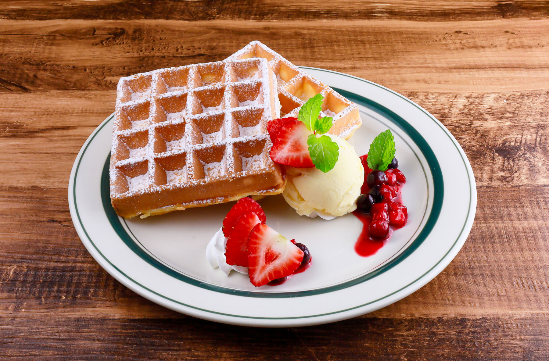 ミックスベリーとバニラアイスのワッフル